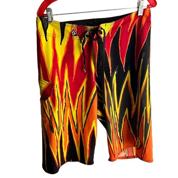VOLCOM Fire Flames  Shorts men sz‎  32 - Picture 1 of 5